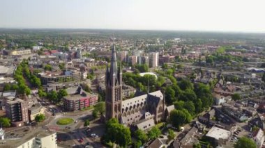 Hollanda, Hilversum 'daki Sint-Vituskerk kilisesinin hava görüntüleri.