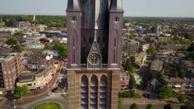 Hollanda, Hilversum 'daki Sint-Vituskerk kilisesinin hava görüntüleri.