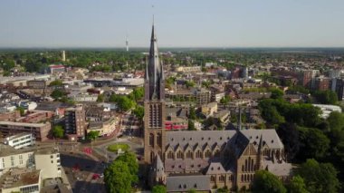 Hollanda, Hilversum 'daki Sint-Vituskerk kilisesinin hava görüntüleri.