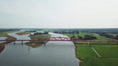 Hollanda 'daki nehirde demiryolu köprüsü.