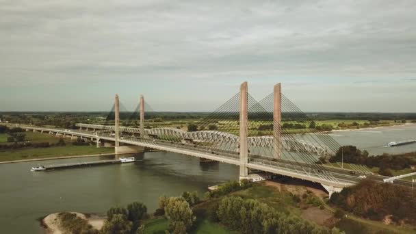 マーティノス ニホフと鉄道橋がオランダのワアル川に架かっている — ストック動画