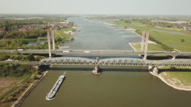 Martinus Nijhof köprüsü Hollanda 'da A2 karayolu üzerinde.