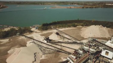 Kum ocağı, kumun çıkarılması sırasında derinlemesine araştırılan maddeyi farklı kesirlere ayırmak için,