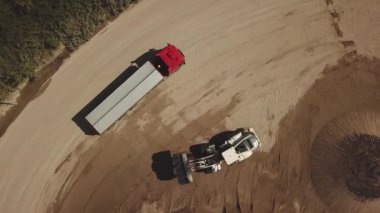 Kum ocağı, kumun çıkarılması sırasında derinlemesine araştırılan maddeyi farklı kesirlere ayırmak için,