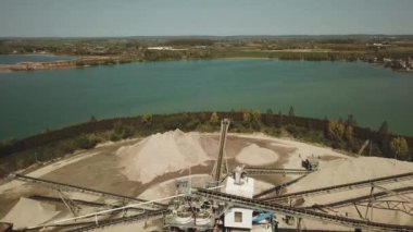 Kum ocağı, kumun çıkarılması sırasında derinlemesine araştırılan maddeyi farklı kesirlere ayırmak için,