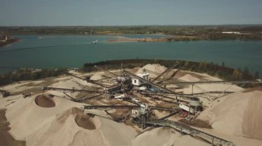 Kum ocağı, kumun çıkarılması sırasında derinlemesine araştırılan maddeyi farklı kesirlere ayırmak için,