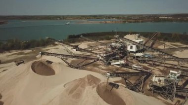 Kum ocağı, kumun çıkarılması sırasında derinlemesine araştırılan maddeyi farklı kesirlere ayırmak için,