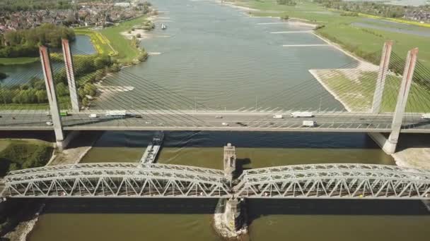 オランダの高速道路A2を渡るマルティヌス ニハフ橋 — ストック動画