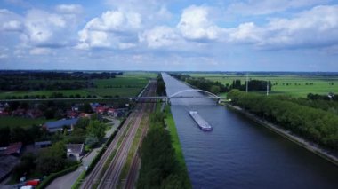 Hollanda 'daki Arnhem Havalimanı. Hollanda kültürü ve ekonomik merkezi ve büyük İkinci Dünya Savaşı muharebesine ev sahipliği yapıyor