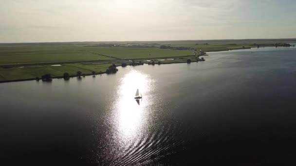 Aeronave Silhueta Barco Vela Pôr Sol — Vídeo de Stock