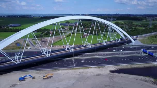 オランダの高速道路A1を通る橋Zandhazenbrugの空中Nsスプリンター列車が沿って移動 — ストック動画