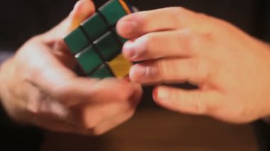 Rubik Küpü Çözen Kişinin yakın plan görüntüleri
