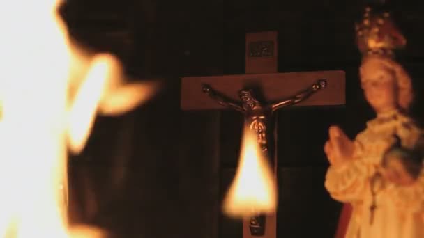 Närbilder Brinnande Lågor Framför Religiösa Symboler — Stockvideo
