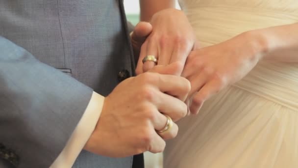 Jegygyűrűk Közelsége Egy Házaspár Kezében — Stock videók