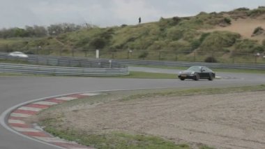 Zandvoort, Hollanda 'daki yarış pistinde her türden süper araba var. Porsche, Ferrari, Koenigsegg, Lamborghini ve daha birçok pahalı arabanın serisini çektim. Lütfen tüm çekimlerime daha yakından bakmak için yarış albümümü kontrol edin. Yarış pistinde arabalar var ama kameranın önünde poz veren arabaların yakın çekimleri de var. Yarışlar, başlangıç çizgileri, kareli bayrak, kazalar ve benzeri şeyler..