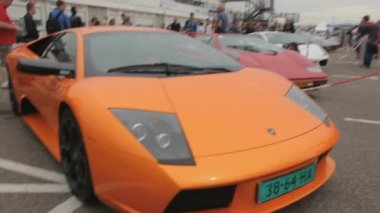 Zandvoort, Hollanda 'daki yarış pistinde her türden süper araba var. Porsche, Ferrari, Koenigsegg, Lamborghini ve daha birçok pahalı arabanın serisini çektim. Lütfen tüm çekimlerime daha yakından bakmak için yarış albümümü kontrol edin. Yarış pistinde arabalar var ama kameranın önünde poz veren arabaların yakın çekimleri de var. Yarışlar, başlangıç çizgileri, kareli bayrak, kazalar ve benzeri şeyler..