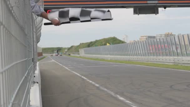 Beelden Van Finish Geruite Vlag Zwaaien Racebaan — Stockvideo