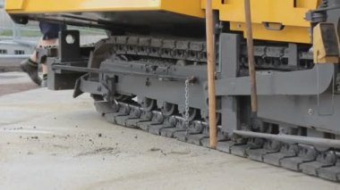 Yolu asfalt ile asmak. Yol kaldırım makinelerinden, yol silindirlerinden ve her türlü aktiviteden bir seri yaptım..
