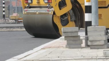 Yolu asfalt ile asmak. Yol kaldırım makinelerinden, yol silindirlerinden ve her türlü aktiviteden bir seri yaptım..