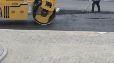Yolu asfalt ile asmak. Yol kaldırım makinelerinden, yol silindirlerinden ve her türlü aktiviteden bir seri yaptım..
