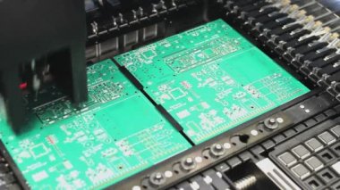Devre kartlarının yüksek teknoloji makinesiyle birleştirilmesi