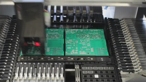 Assemblage Circuits Imprimés Avec Une Machine Haute Technologie — Video