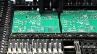 Devre kartlarının yüksek teknoloji makinesiyle birleştirilmesi
