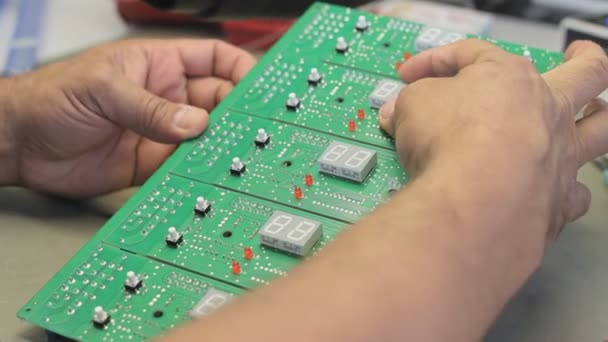 Montage Circuits Imprimés Les Commissions Contrôle Des Erreurs — Video