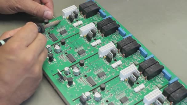assemblage de circuits imprimés. Panneaux de soudure pour travailleurs