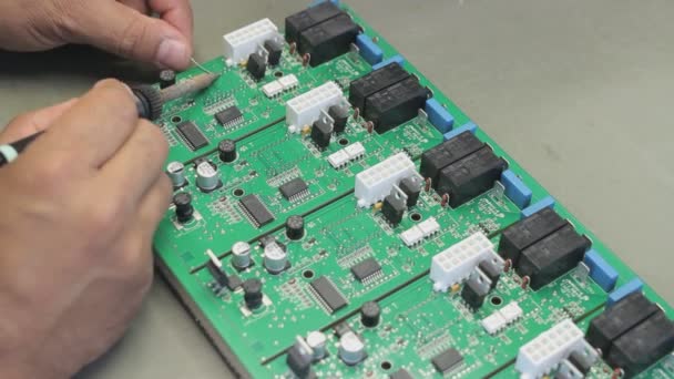 Montagem Placas Solda Boards Worker Circuito — Vídeo de Stock