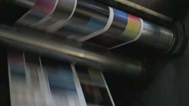 Broşür ve dergilerin endüstriyel basımının yakın çekim görüntüleri