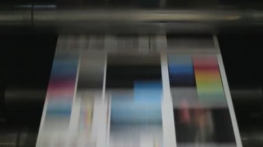Broşür ve dergilerin endüstriyel basımının yakın çekim görüntüleri