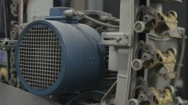 Broşür ve dergilerin endüstriyel basımının yakın çekim görüntüleri