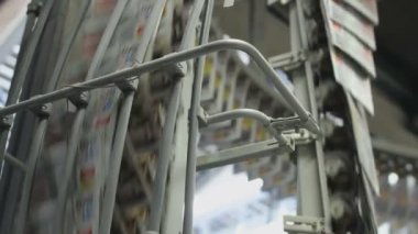 Broşür ve dergilerin endüstriyel basımının yakın çekim görüntüleri