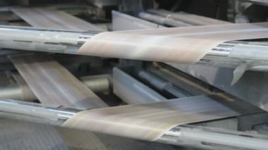Broşür ve dergilerin endüstriyel basımının yakın çekim görüntüleri