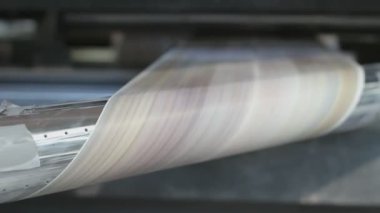Broşür ve dergilerin endüstriyel basımının yakın çekim görüntüleri
