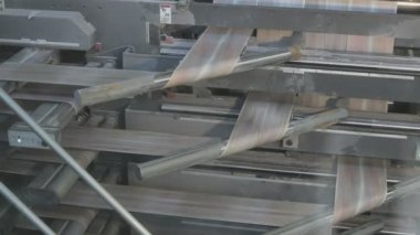 Broşür ve dergilerin endüstriyel basımının yakın çekim görüntüleri