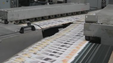 Broşür ve dergilerin endüstriyel basımının yakın çekim görüntüleri