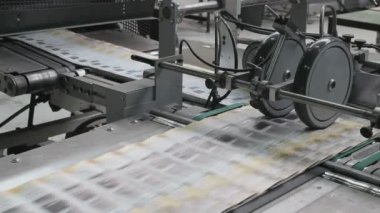 Broşür ve dergilerin endüstriyel basımının yakın çekim görüntüleri