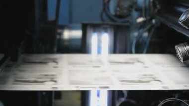 Broşür ve dergilerin endüstriyel basımının yakın çekim görüntüleri