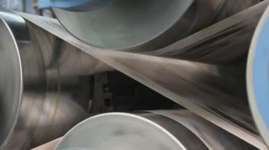 Broşür ve dergilerin endüstriyel basımının yakın çekim görüntüleri