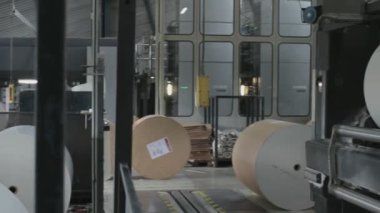 Broşür ve dergilerin endüstriyel basımının yakın çekim görüntüleri