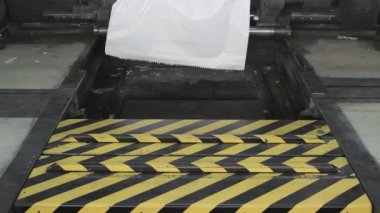 Broşür ve dergilerin endüstriyel basımının yakın çekim görüntüleri