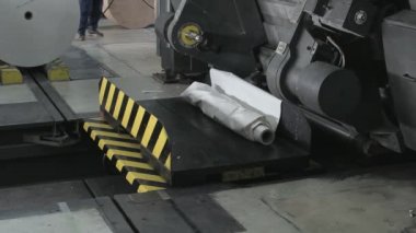 Broşür ve dergilerin endüstriyel basımının yakın çekim görüntüleri