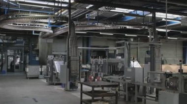 Broşür ve dergilerin endüstriyel basımının yakın çekim görüntüleri