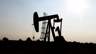 Pompa bir petrol kuyusunda karşılıklı piston pompası için zemin sürücüsüdür.