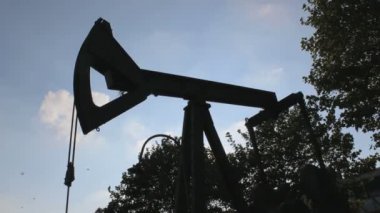 Pompa bir petrol kuyusunda karşılıklı piston pompası için zemin sürücüsüdür.