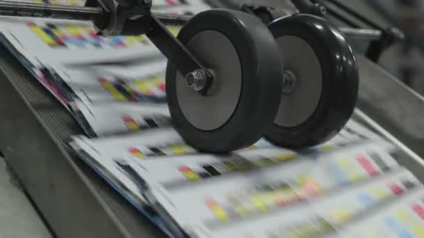 Broşür Dergilerin Endüstriyel Basımının Yakın Çekim Görüntüleri — Stok video