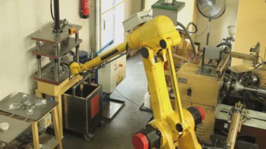 Metal dönüşleri, metal parçaları malzeme kaybı olmadan levhadan yuvarlak parçalar üretmek için kullanılan bir metal oluşum sürecidir.