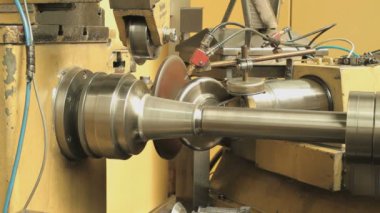 Metal dönüşleri, metal parçaları malzeme kaybı olmadan levhadan yuvarlak parçalar üretmek için kullanılan bir metal oluşum sürecidir.